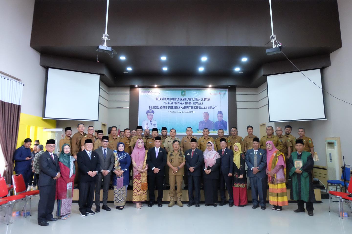 Plt Bupati Asmar Lantik 8 Pejabat Eselon II