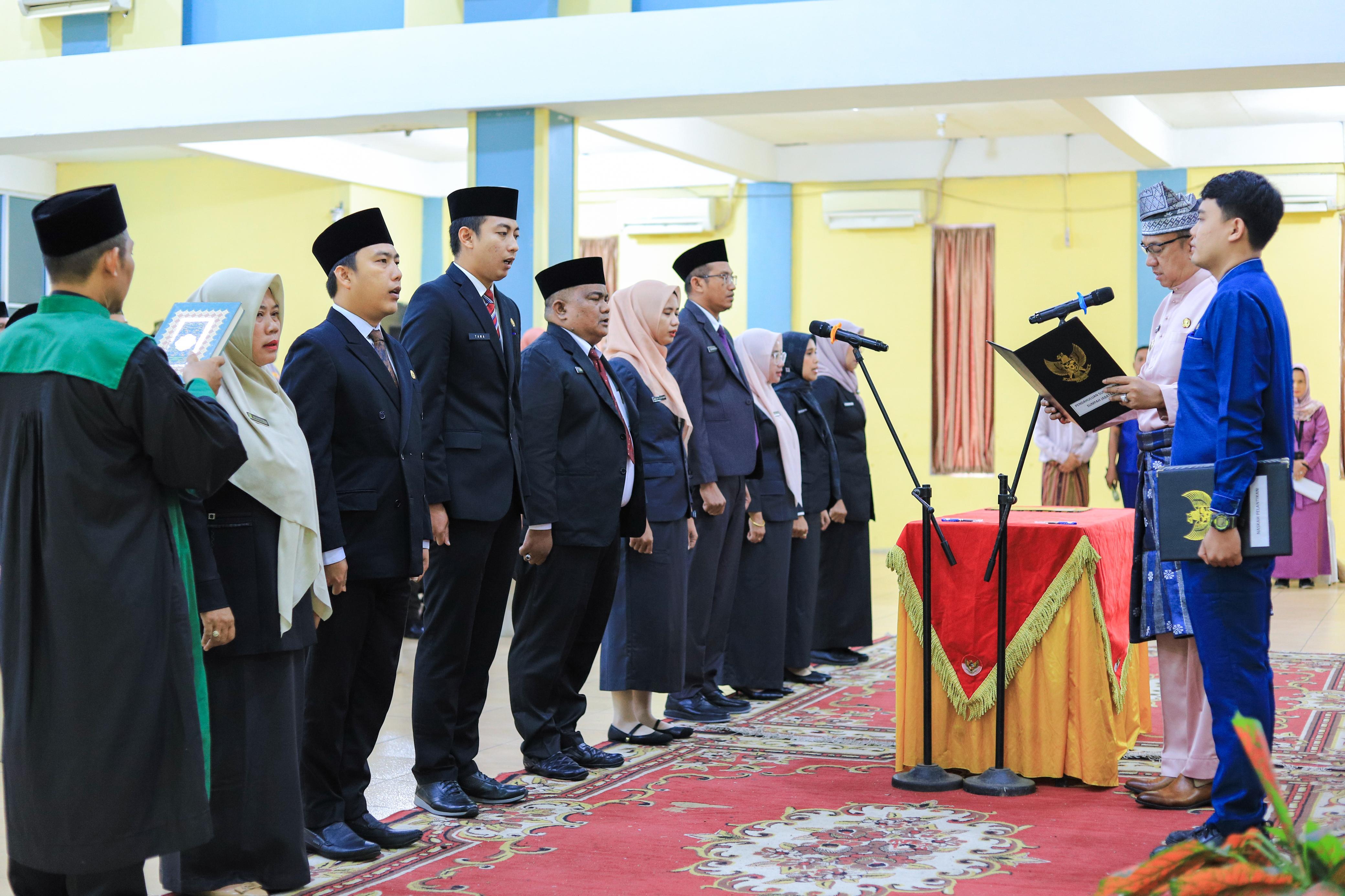 Wakil Bupati Kepulauan Meranti, Muzamil Baharudin SM.,MM melantik 6 Pejabat Administrator dan 3 Pejabat Pengawas Pemkab Kepulauan Meranti